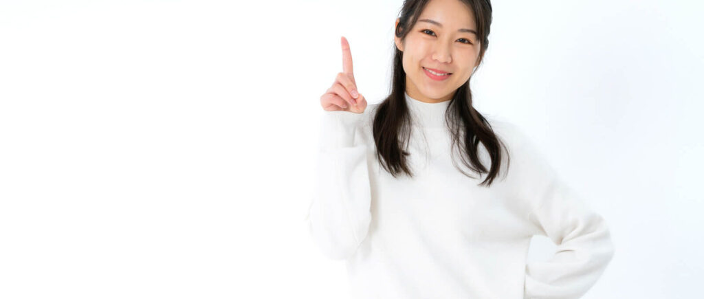 人差し指を立ててる女性