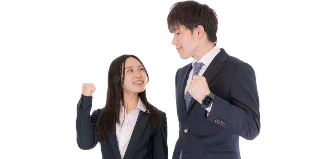 ガッツポーズする男女