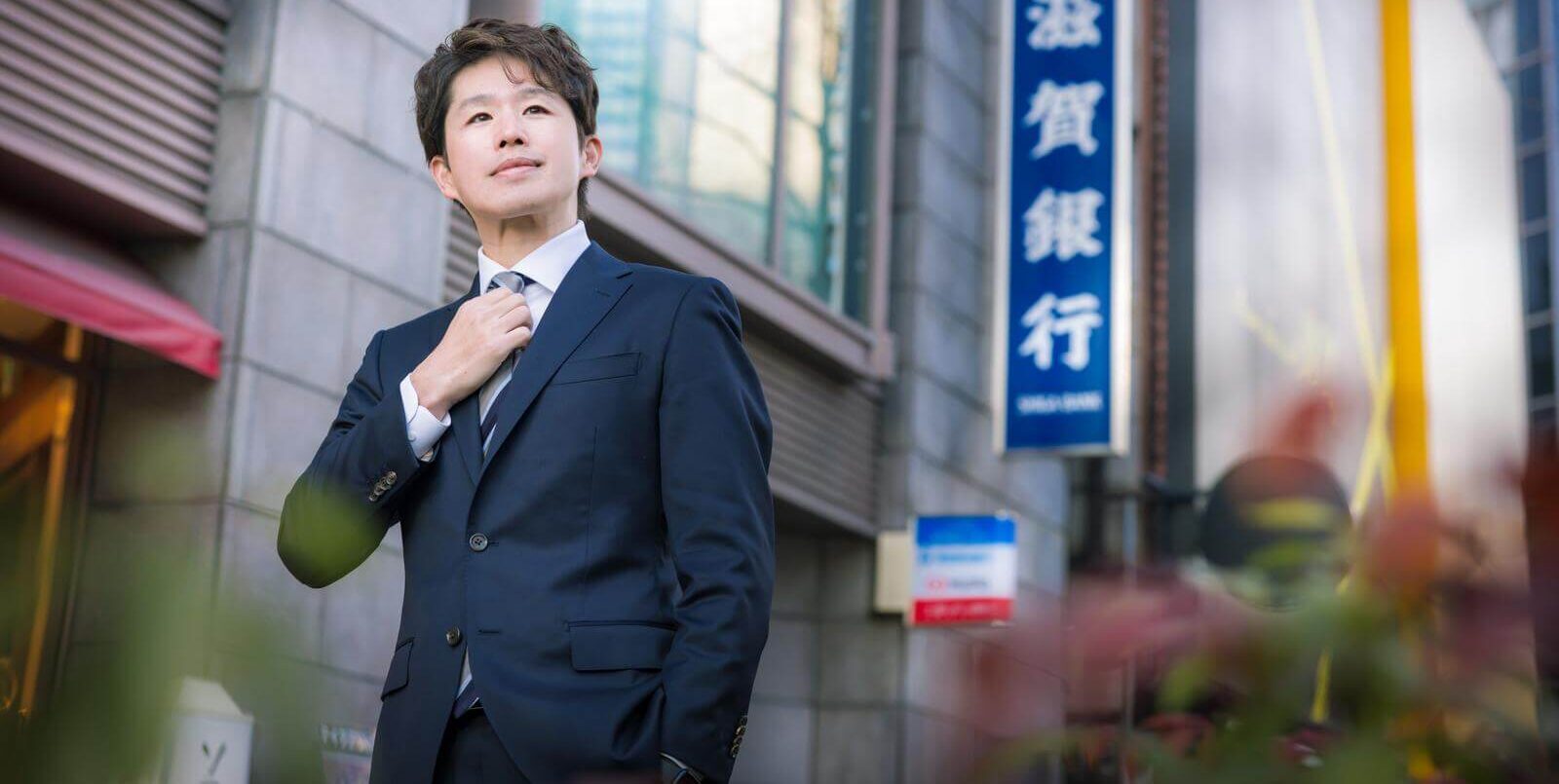 転職について前向きに考える男性