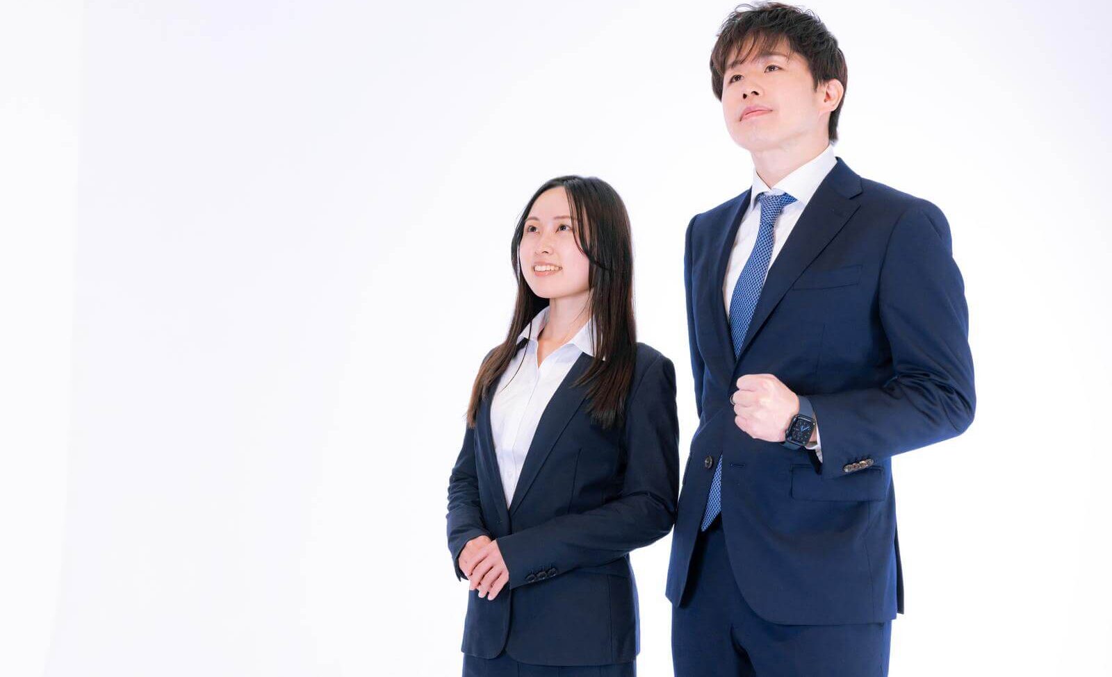 転職せずに職場の人間関係を改善する方法を考える男女