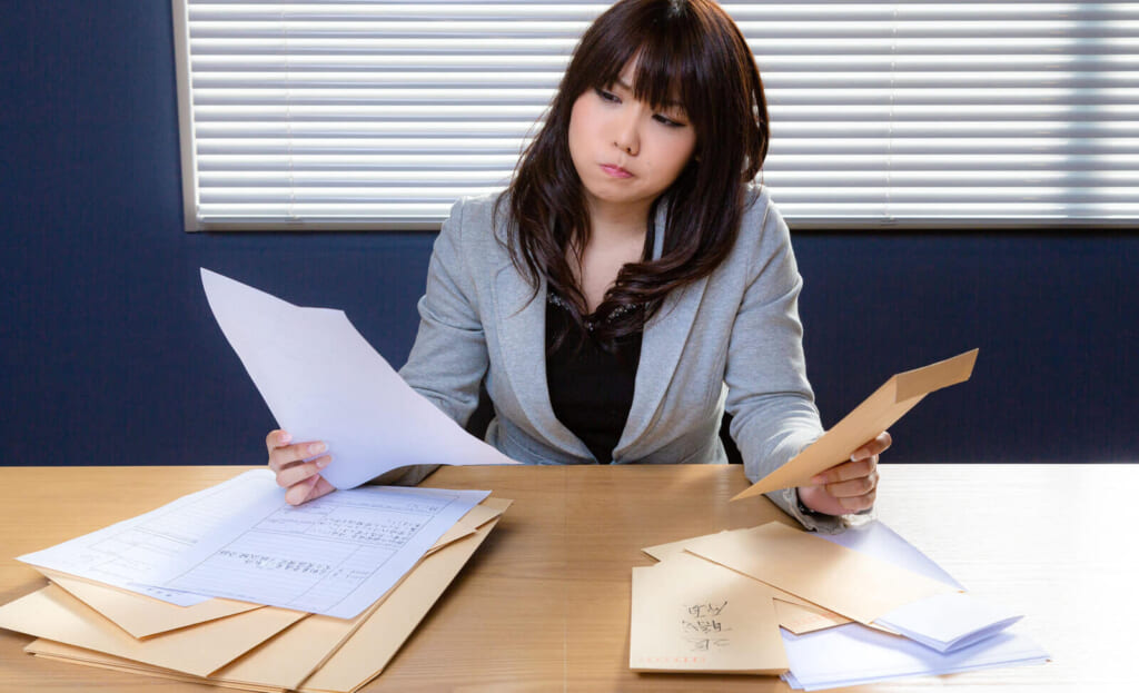 書類を眺める女性
