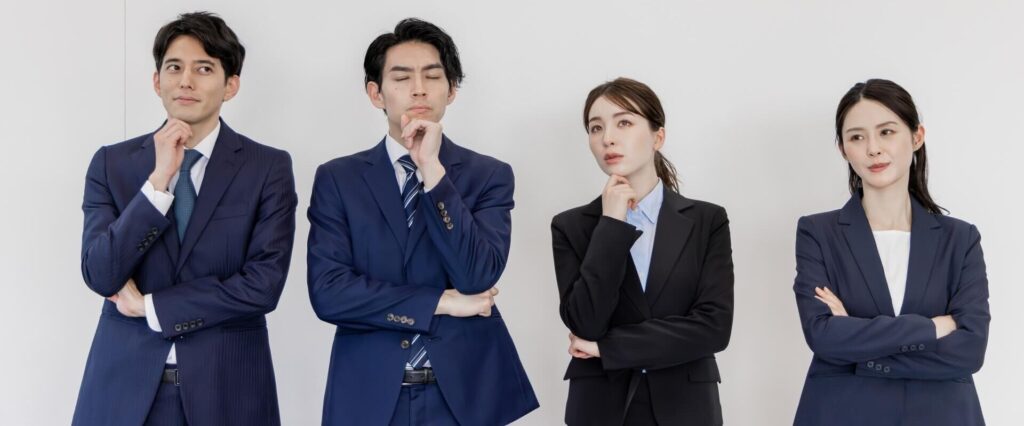 考える男女