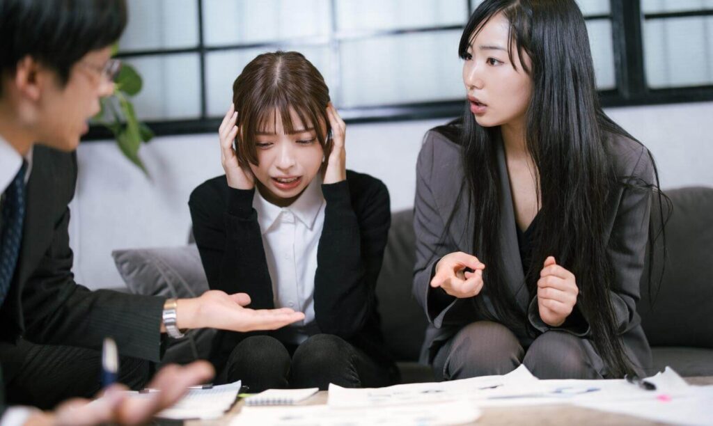 頭を抱えている女性