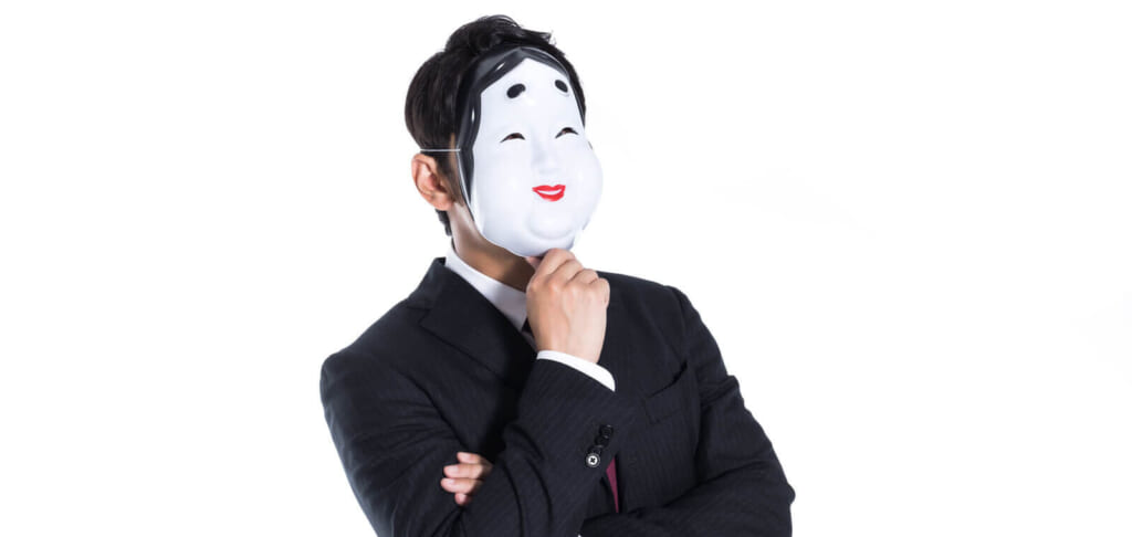 仮面を被った男性