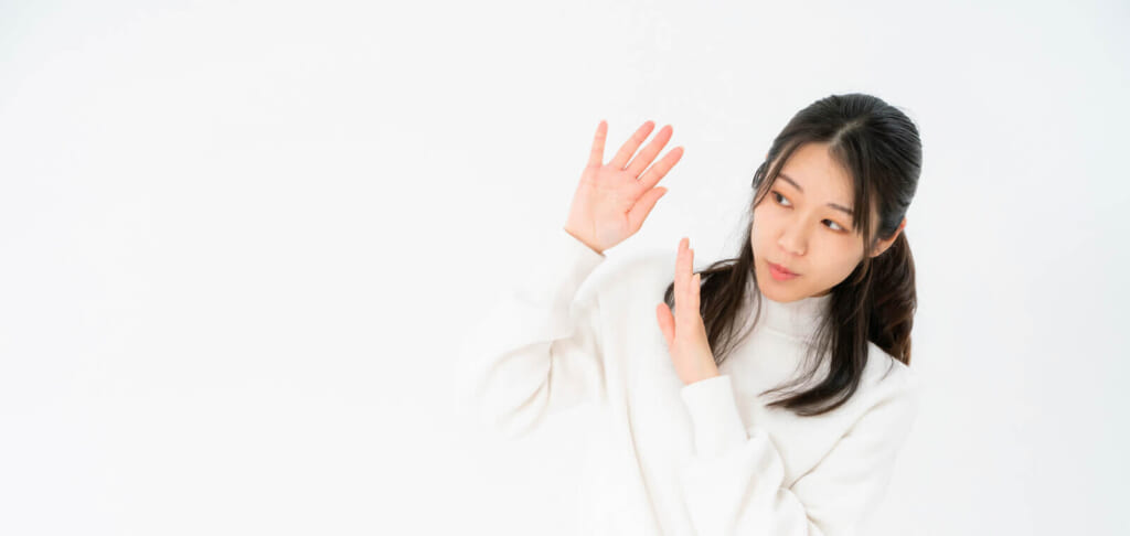 身を守る女性
